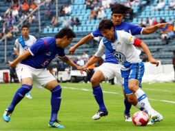 Gabriel Pereyra de Puebla (ID y Julio Dominguez de Cruz Azul (I) pelean por ell balón en este encuentro. MEXSPORT  /