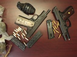 Los uniformados lograron asegurar varias armas y una granada de fragmentación. ESPECIAL  /