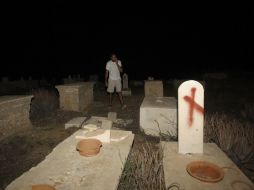 Un hombre camina entre las tumbas profanadas del cementerio de Jaffa, en Israel. AFP  /