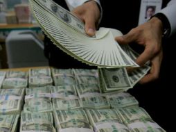 Las casas de cambio ofrecen el dólar en $13.10 pesos y la adquieren en $12.47 pesos. ARCHIVO  /