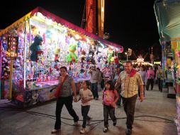 Una familia pasea en la feria. ARCHIVO  /