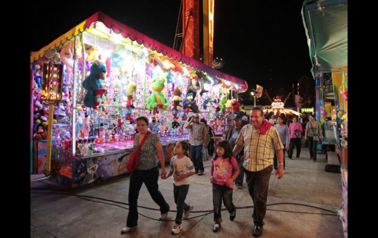 Una familia pasea en la feria. ARCHIVO  /
