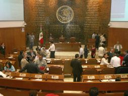 Los diputados federales y locales y senadores propietarios tampoco pueden ser electos en el siguiente periodo de encargo.  /