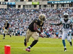 Pierre Thomas logra anotar a falta de pocos segundos en el partido para la victoria de los Santos. REUTERS  /