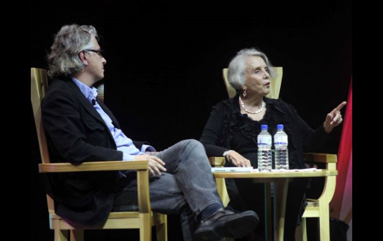 La escritora mexicana Elena Poniatowska (D) y su compatriota y colega Jordi Soler. EFE  /
