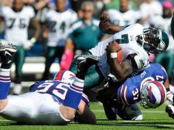 Michael Vick (7) fue maltratado por la defensiva de los Bills. REUTERS  /