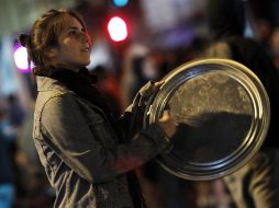 Participante en la cacerolada de este Jueves, en apoyo a las demandas estudiantiles. EFE  /