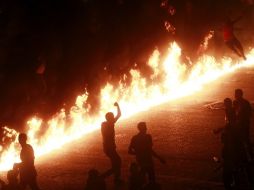 Manifestantes en El Cairo se enfrentan a fuerzas del orden. REUTERS  /