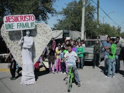 Una persona disfrazada de ángel llama a los delincuentes a rectificar el camino, en Ciudad Juárez. EFE  /