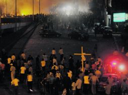 En la imagen, cristianos coptos (abajo) se enfrentan a las fuerzas de seguridad egipcias (arriba). EFE  /
