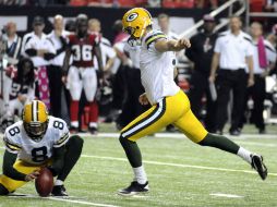 El pateador de los Empacadores, Mason Crosby, al momento de tirar desde 30 yardas para su cuarto gol de campo de la noche. REUTERS  /