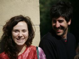 En la fotografía, el director de El lenguade de los machetes acompañado de Natalia Beristai, productora del filme. ESPECIAL  /