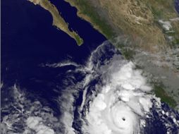 El huracán 'Jova' se mantiene acechando la costa del Pacífico mexicano con categoría tres. AFP  /