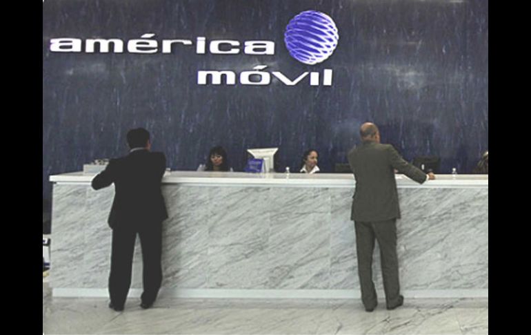 América Móvil nació como una subsidiaria de Telmex en la década de los noventa. ARCHIVO  /