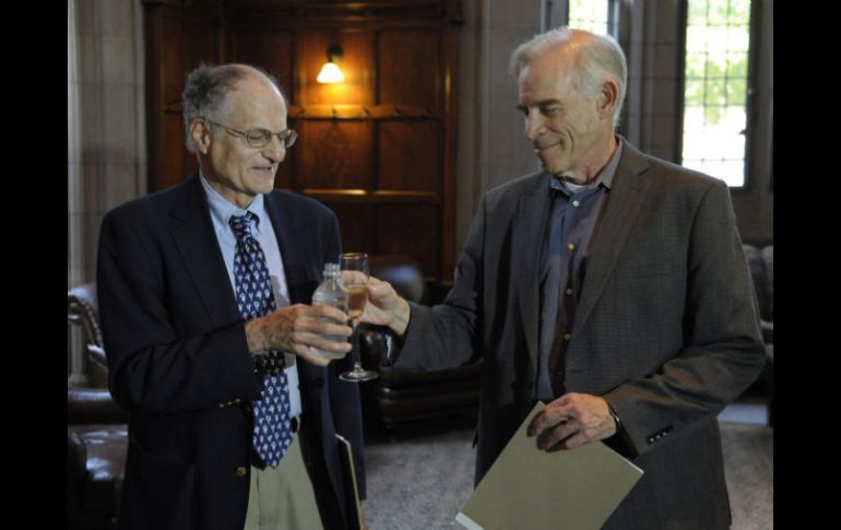 Thomas Sargent y Christopher Sims brindan luego de enterarse que eran los Premio Nobel de Economía 2011. EFE  /