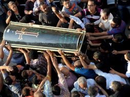 En la catedral copta de El Cairo se despidieron a los 24 coptos que murieron en enfrentamientos contra el Ejército. EFE  /