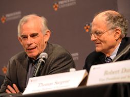 Los nuevos premios Nobel de Economía Christopher Sims (i) y Thomas Sargent (d). AFP  /