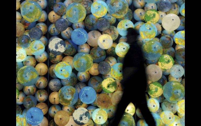 Un hombre camina por un puesto en la víspera de la inauguración de la Feria del Libro de Fráncfort. EFE  /