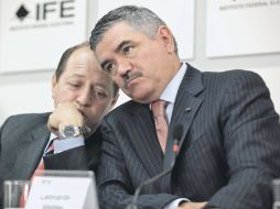 El consejero Marco Antonio Baños dialoga con Leonardo Valdés (der.), presidente del Instituto Federal Electoral. EL UNIVERSAL  /