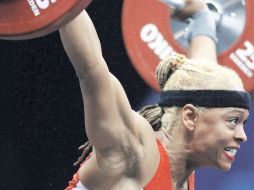 La trinitense Laura Ramsay exhibe su fuerza durante las competencias de levantamiento de pesas. MEXSPORT  /