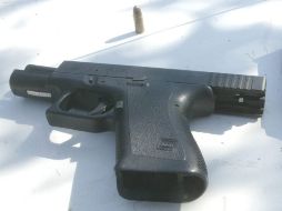 Al no conseguir persuadir al jefe en turno de dejar libre al asaltante, el policía municipal detonó su arma de fuego. ARCHIVO  /