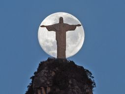 La estatua de 38 metros de altura, contando su pedestal, está ubicada en la cima del morro del Corcovado. EFE  /