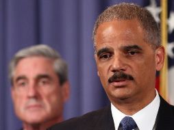 Eric Holder, fiscal general de Estados Unidos (d) da a conocer el plan. Atrás el director del FBI, Robert Mueller. AFP  /