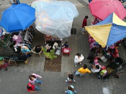 Guadalajara pretende que los comerciantes informales continúen con sus labores ahora con el incremento de turistas. ARCHIVO  /