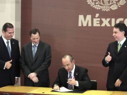 Felipe Calderón firma el decreto. Lo acompañan Luis Aguirre Lang, José Antonio Meade y Bruno Ferrari. EL UNIVERSAL  /