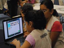 Disfrutan y aprenden en el taller ''Prensa Infantil'', en la FIL Monterrey.  /