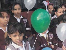 Con los globos, los alumnos también dejaron volar su imaginación. J. SÁNCHEZ  /