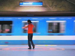 Aspecto de la fotografía Snowdon, de Alfonso Arzápalo, en la que él mismo interviene, en el metro de Montreal. ALFONSO ARZÁPALO  /