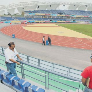 A horas de los Juegos, certifican pista de atletismo