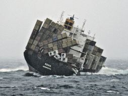 El casco averiado a nivel de la proa podría partirse y liberar aún mil 700 toneladas de combustible sobre el arrecife Astrolabio. EFE  /