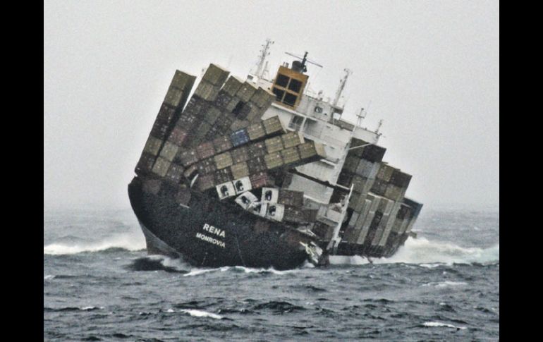 El casco averiado a nivel de la proa podría partirse y liberar aún mil 700 toneladas de combustible sobre el arrecife Astrolabio. EFE  /