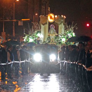 Escoltan a la ''Generala'' para demostrar su fe