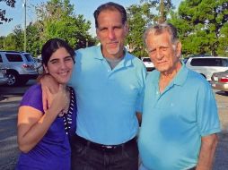 René González (centro) posa con su hija y su padre después de ser liberado de una prisión en Florida. AP  /