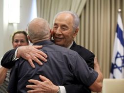 El presidente israelí, Shimon Peres, abraza a Noam Shalit, padre del soldado capturado, Gilad Schalit. REUTERS  /