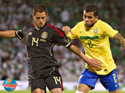 Javier Hernández consiguió un penalti al ser derribado por Dani Alves poco antes del medio tiempo. EL UNIVERSAL  /