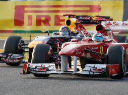 Alonso y Vettel podrían compartir escudería. En la foto, su duelo en el GP de Japón. AP  /
