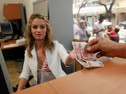 Pago en una oficina recaudadora. El IMCO advierte de gobiernos que ni recaudan, ni transparentan el gasto.  /