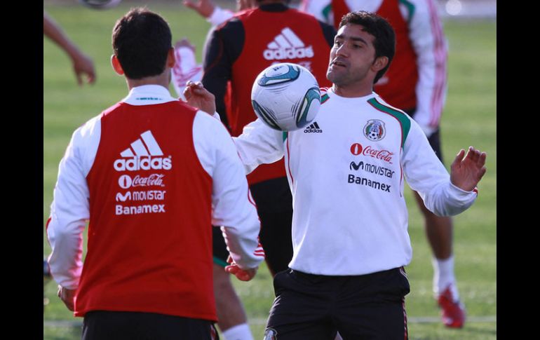 Antonio Naelson 'Sinha' (der.) le tranquliza que termina el episodio que tuvo en torno al dopaje. MEXSPORT  /