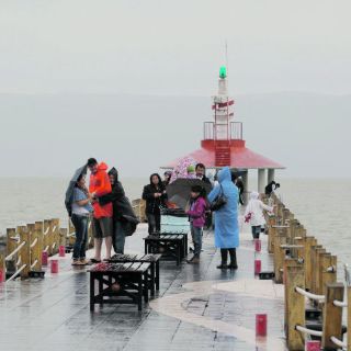 Lluvia frena descenso de Chapala