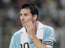 Messi, triste, tras la derrota ante en Venezuela, la primera en la historia para Argentina ante la Vinotinto. EFE  /