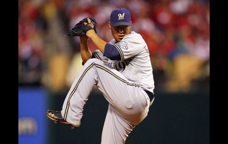 Yovani Gallardo no pudo controlar a los bateadores de San Luis en la Primera entrada. AFP  /