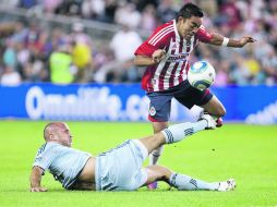El defensor de Kansas City, Aurelien Collin, intenta detener al atacante de Chivas, Marco Fabián. AP  /
