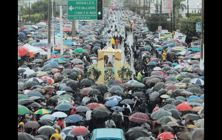 A partir de la zona limítrofe entre Zapopan y Guadalajara se registró una mayor concentración de fieles.  /