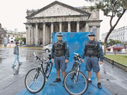 En la foto, César y Juan, los bici policías de Guadalajara que participan en los Juegos Panamericanos.  /