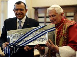 El presidente hondureño le regaló al Papa un bajo relieve de una 'Ultima Cena' en plata sobre madera. EFE  /