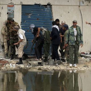 Un contraataque gadafista obliga a retirada rebelde en algunas zonas en Sirte